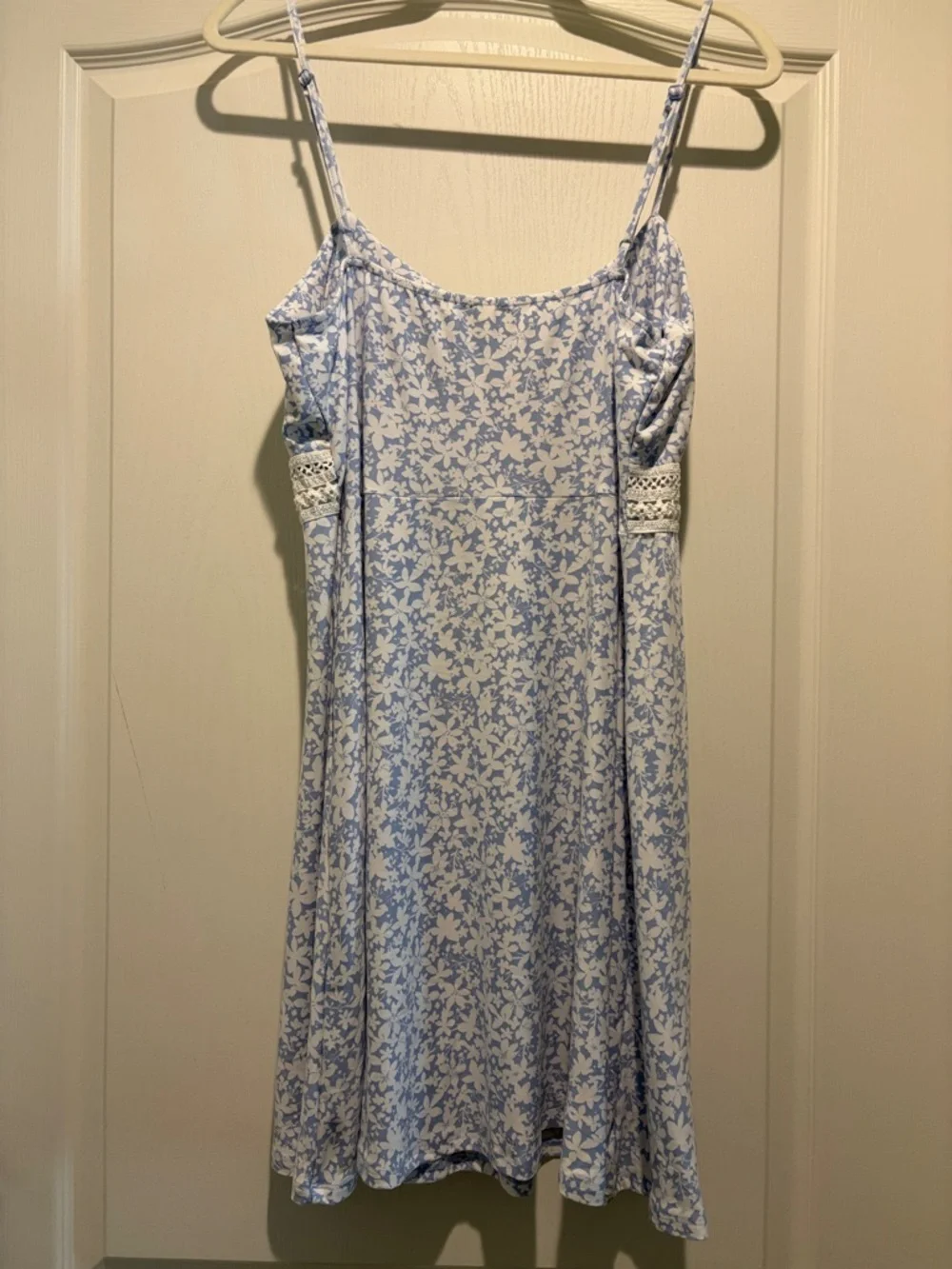 Light Blue Floral Lace-Trim Chemise with Adjustable Straps - Picture 2 of 4